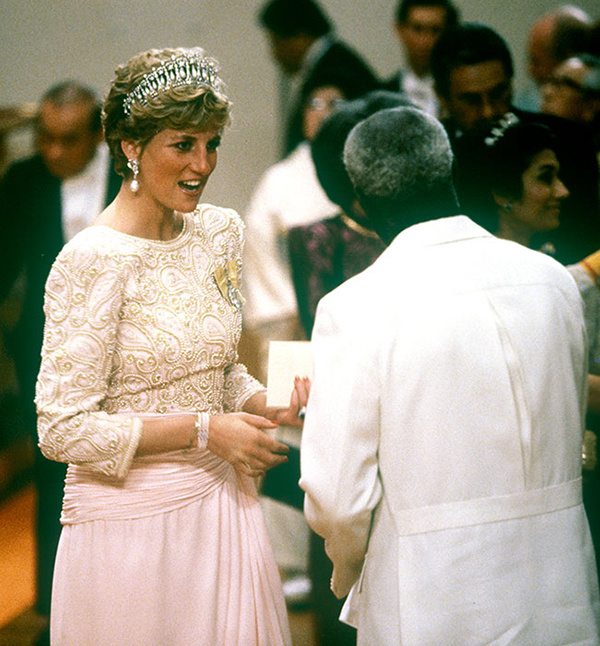 Thiết kế từng được công nương Diana đeo khi nhận giải thưởng 