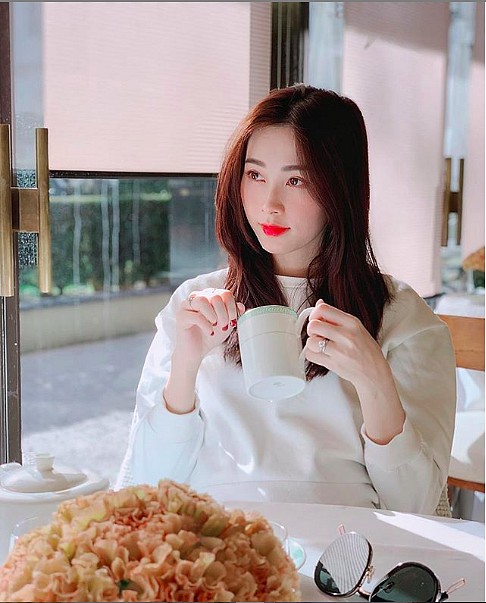 Mới đây, “thần tiên tỷ tỷ” Đặng Thu Thảo tiếp tục khiến fan hâm mộ phải trầm trồ dù chỉ đăng tải hình ảnh ngồi uống cà phê trên trang cá nhân. Trong ảnh, nàng Hậu diện áo trắng đơn giản, cô thả tóc nhẹ nhàng nhưng vẫn toát ra vẻ xinh đẹp, thanh lịch thường thấy. Hình ảnh mới nhất của Hoa hậu Việt Nam 2012 nhanh chóng nhận được lời khen tấm tắc từ cư dân mạng, nhiều người thậm chí không tiếc lời gọi cô là “Nữ thần”. Không những khen ngợi vẻ đẹp của Đặng Thu Thảo trong hình ảnh mới, một fan hâm mộ của Hoa hậu cũng tinh ý phát hiện ra cô đã tăng cân do khuôn mặt nàng Hậu có phần đầy đặn hơn trước kia. Nhờ mập lên, Đặng Thu Thảo cũng nhận được phản ứng tích cực từ fan: “Trời ơi, quá xinh, mập lên quá đẹp Thảo ơi”.