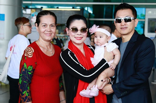 Vợ chồng Thanh Thảo bên con gái Talia và mẹ ruột nữ ca sĩ tại sân bay.