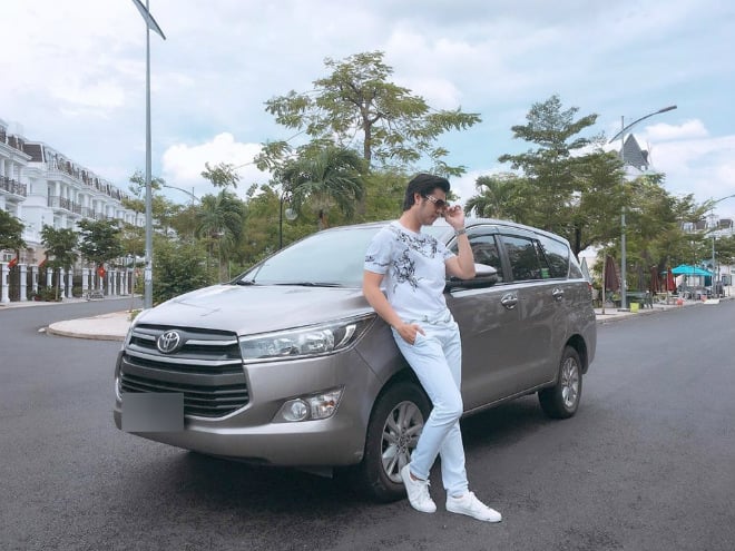 Tháng 3/2018, Top 5 Siêu mẫu Việt Nam 2011 đã tậu một chiếc xế hộp thương hiệu Toyota  làm phương tiện đi lại.