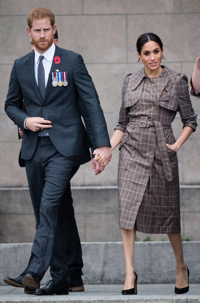 Khi khác, cô lại diện áo trend coat caro ôm sát cùng giày cao gót để giúp tôn dáng trong lúc đi sự kiện cùng hoàng tử Harry.    