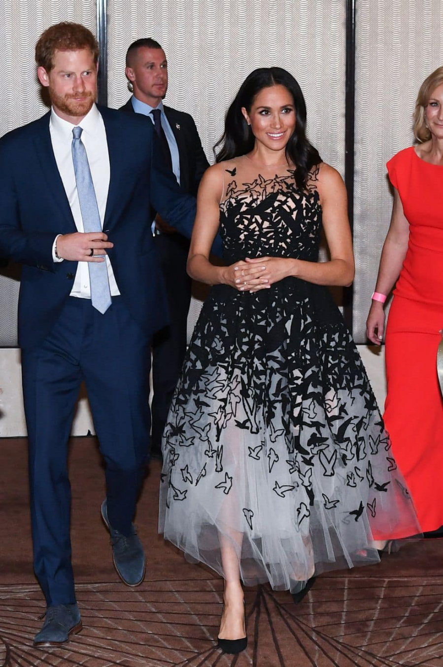 Trong một sự kiện ở Sydney hồi tháng 10, công nương chọn đầm công chúa của Oscar de la Renta cùng giày hở gót thắt nơ của Aquazzura. Vẫn là tông màu trắng đen chủ đạo nhưng nàng dâu Hoàng gia Anh lại biến hóa ngọt ngào như một nàng công chúa trong thiết kế cực bắt mắt này.    