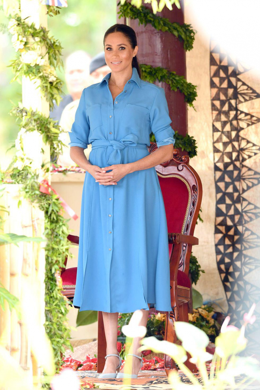 Chiếc đầm sơmi màu xanh thiên thanh này chính là một trong những mẫu đầm tông sáng hiếm hoi mà Meghan Markle lựa chọn trong thời kì mang thai. Khoác lên mình bộ cánh nay, nữ Công tước xứ Sussex trở nên vô cùng nổi bật khi kết hợp với giày cao gót cùng tông màu.    
