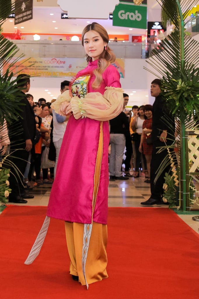 Hoàng Yến Chibi lại có phần sến súa khi diện áo dài có chi tiết tay bồng rườm rà, 2 dải vải ở phần tà áo dài khiến tổng thể trang phục của cô trở nên rối rắm.    