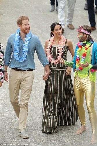 Trước đó, vợ chồng Hoàng tử Harry đã có chuyến thư giãn trên bãi biển Bondi sau những ngày tham dự những sự kiện quốc gia, dù đang mang thai nhưng Meghan Markle vẫn rất khéo léo chọn những trang phục phù hợp với phong cách cũng như hoàn cảnh mỗi sự kiện cô tham dự.    