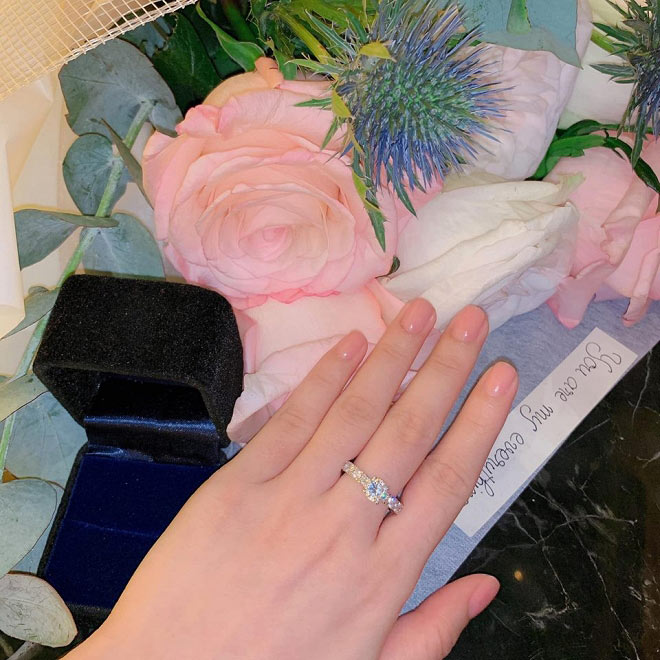 Cô được bạn trai tặng hoa và nhẫn kim cương.    