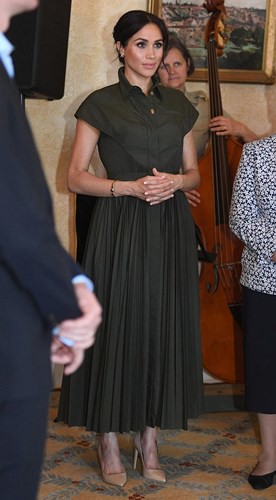 Trong sự kiện mang tính ngoại giao, Công nương tiếp tục thể hiện gu thời trang của mình khi xuất hiện trong bộ váy sơ mi xếp li màu xanh rêu dài tới mắt cá chân.    
