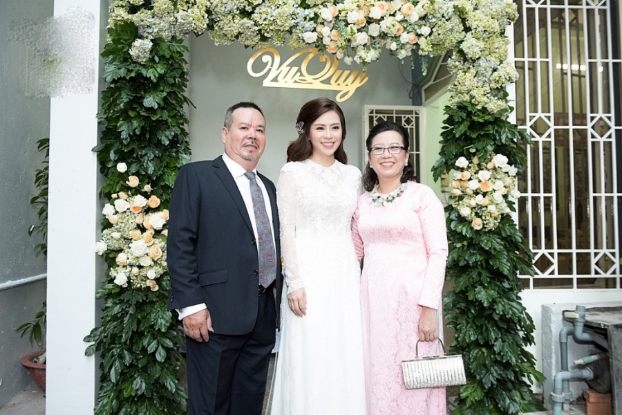 Vũ Ngọc Ánh cùng bố mẹ chụp ảnh trước khi nhà trai đến đón dâu.    