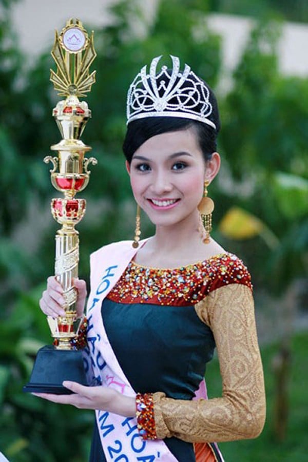 Thùy Lâm đăng quang Hoa hậu Hoàn vũ Việt Nam 2008.