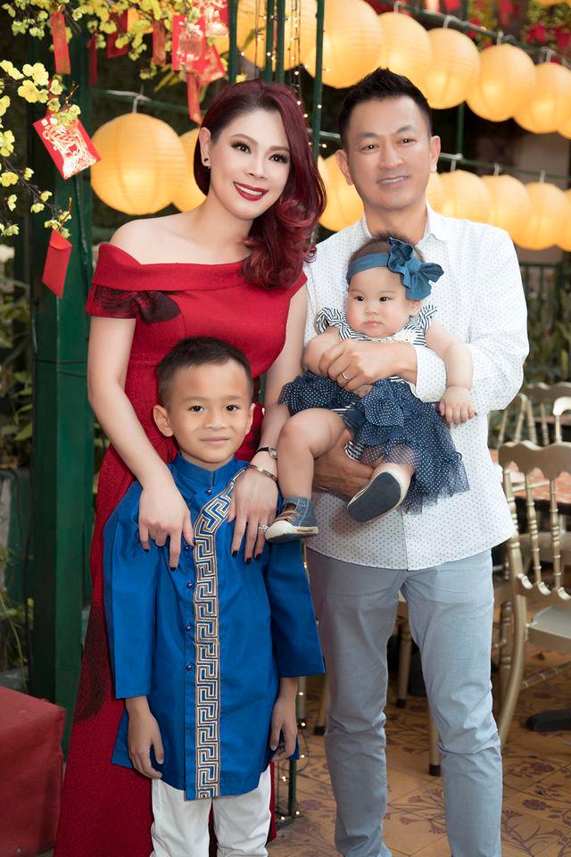 Bị một trang mạng đưa thông tin không đúng về cuộc sống của con trai nuôi Jacky Minh Trí tại Mỹ, ca sĩ Thanh Thảo tức giận lên tiếng dằn mặt. Theo nội dung được chia sẻ, dù giọng ca Búp bê con trai đã cho cơ hội để xóa bài viết từ lâu nhưng trang Fanpage này vẫn không thực hiện. “Mượn lời ca sĩ Quỳnh Vi để đăng lại và cho cái trang nhảm nhí này một ngày để gỡ bài trước khi 500 anh em bảo vệ Thanh Thảo sẽ report cho sập trang nha! Đừng động đến con cái của mình là mình không có hiền đâu. Cái tin bịa đặt này đăng lâu rồi, nhưng thấy nhảm quá mà mình bỏ lên Facebook của mình sẽ làm dơ cả cái Facebook nên bỏ ngoài đầu, cho cơ hội gỡ mà không gỡ nên hôm nay đưa lên cho 500 anh em xử lý nha!”, Thanh Thảo cảnh cáo. Ngay khi bài viết viết này được đăng tải, Thanh Thảo nhận được nhiều sự đồng tình ủng hộ. Đáng chú ý, dưới phần bình luận một fan bất ngờ chia sẻ ảnh chụp màn hình bài viết về nữ ca sĩ với tựa đề: “Thanh Thảo: Lần đầu tiên trong đời tôi biết khóc òa không ngừng khi bác sĩ báo con tôi rơi vào trường hợp nguy hiểm”, kèm chú thích khiến dân mạng dễ hiểu lầm: “Hix mới bé tí đã vào viện không biết bao nhiêu lần. Khổ thân bé quá”. Dưới bình luận này, Thanh Thảo vô cùng tức giận: “Được rồi! Để chị báo công an vô cuộc”. Bé Minh Trí là con ruột của Thụy Anh - em gái Thanh Thảo. Giọng ca Búp bê con trai quyết định nhận cậu bé làm con trai hợp pháp và đưa sang nước ngoài chăm sóc vào năm 2014.
