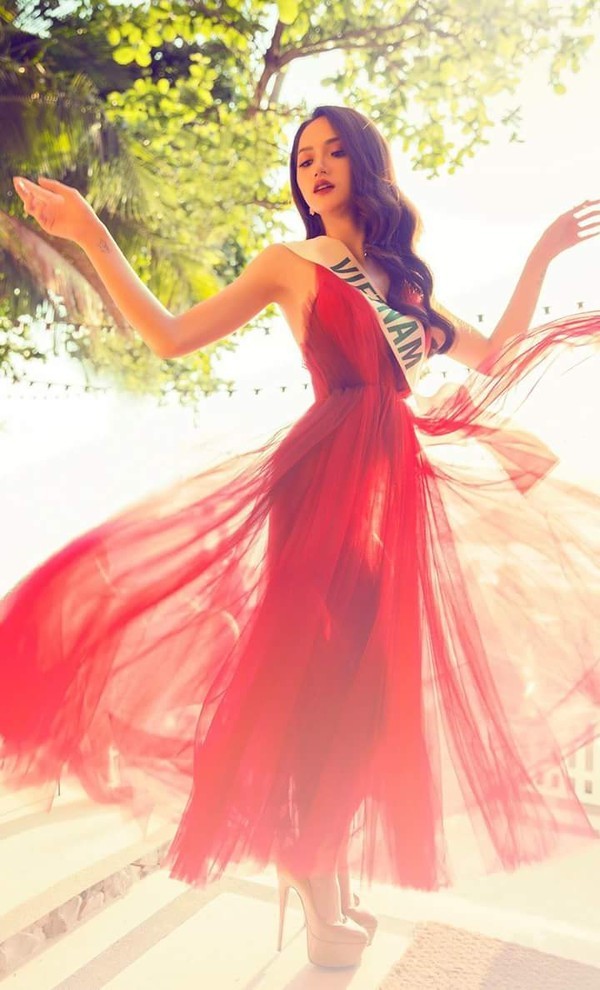 Một thiết kế khác màu đỏ cũng được Hương Giang đem tới Miss International Queen.  