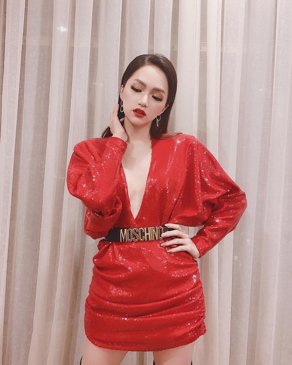 Bộ váy màu đỏ giúp Hương Giang vô cùng quyến rũ.  