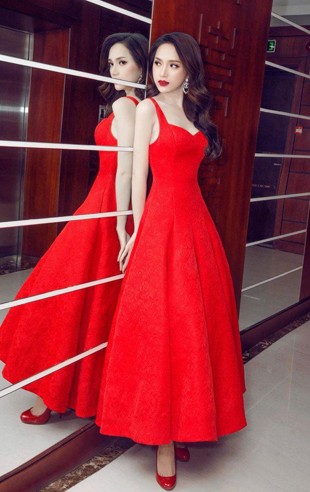 Có thể nói, Hương Giang chính là nàng Hoa hậu diện đồ màu đỏ đẹp nhất nhì Vbiz.    