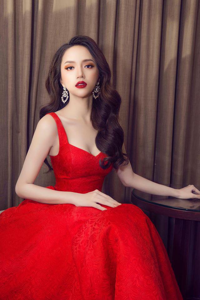 Có thể nói, Hương Giang chính là nàng Hoa hậu diện đồ màu đỏ đẹp nhất nhì Vbiz.    
