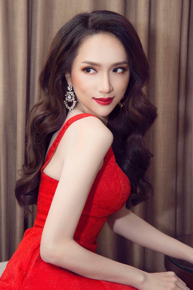 Hoa hậu Hương Giang khôn khéo khi chọn tông màu makeup cùng sắc thái, cách phối cùng hoa tai đá lấp lánh cũng là một gợi ý tuyệt vời cho những buổi tiệc tối.    