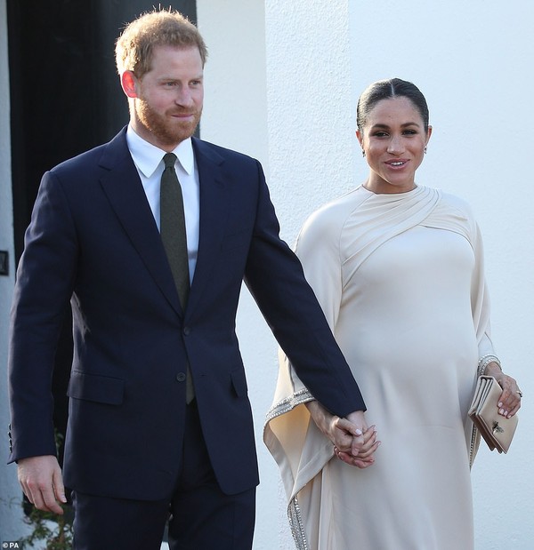 Tay trong tay cùng chồng là Hoàng tử Harry dự tiệc chiêu đãi tại dinh thự của đại sứ Anh ở Morocco.