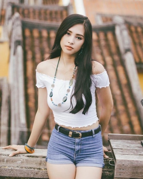 Trước đó, người hâm mộ cũng thường xuyên bắt gặp Tiểu Vy diện croptop.  