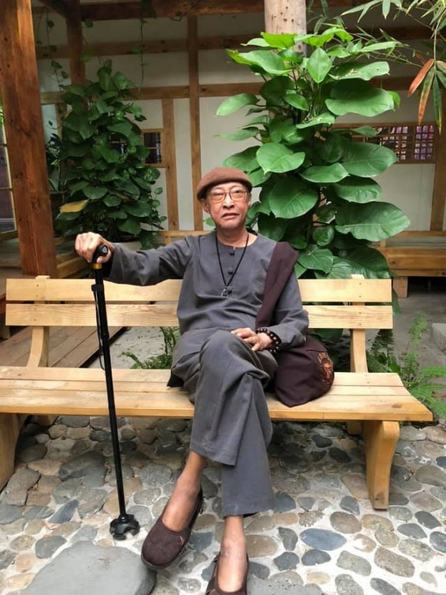 Bên cạnh thời gian chữa bệnh, nghệ sĩ Lê Bình được nghỉ ngơi tại nhà, thỉnh thoảng đi gặp bạn bè, đồng nghiệp.  
