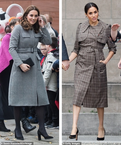 Công nương Kate ở Manchester năm 2015 (trái) và Công nương Meghan ở New Zealand tháng 10/2018 (phải). Gia nhân trong cung điện Anh được cho là bắt đầu “choáng ngợp” vì phong cách thời trang ngày càng giống nhau giữa 2 công nương, mà trong đó người làm cho Công nương Kate bắt đầu nghĩ rằng sự lặp lại này là “không thích hợp”.  