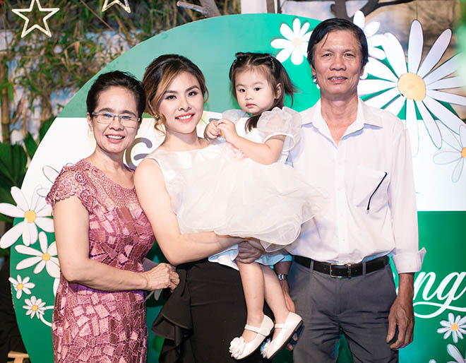 Vân Trang bên bố mẹ và con gái đầu lòng.