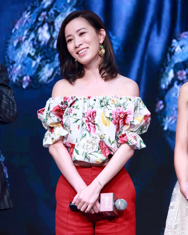 Xa Thi Mạn tái xuất tại sự kiện tuyên truyền “Di Hiên Công Lược” cùng dàn diễn viên đồng nghiệp. Ảnh hậu TVB gây bất ngờ với nhan sắc tươi trẻ và gu thời trang quyến rũ.    