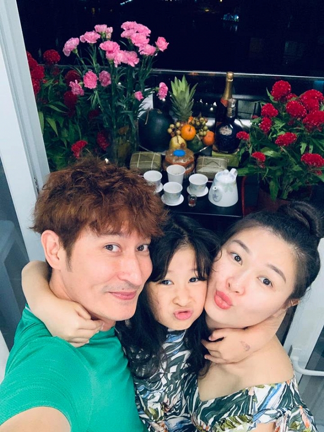 Gia đình hạnh phúc của Huy Khánh và Anh Thư.    