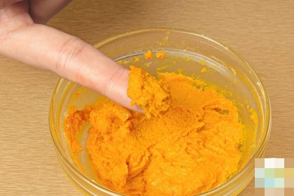 turmeric-gram-flour-olive-oil-water-paste-for-glowing-skin-600x400