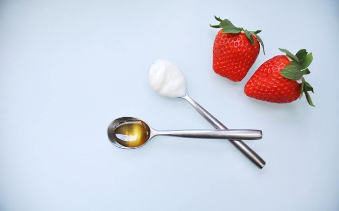 honey-and-strawberry-face-mask