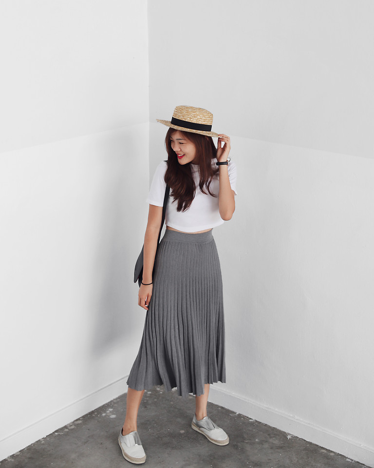 Set áo phông trắng mix chân váy midi đen | Shopee Việt Nam