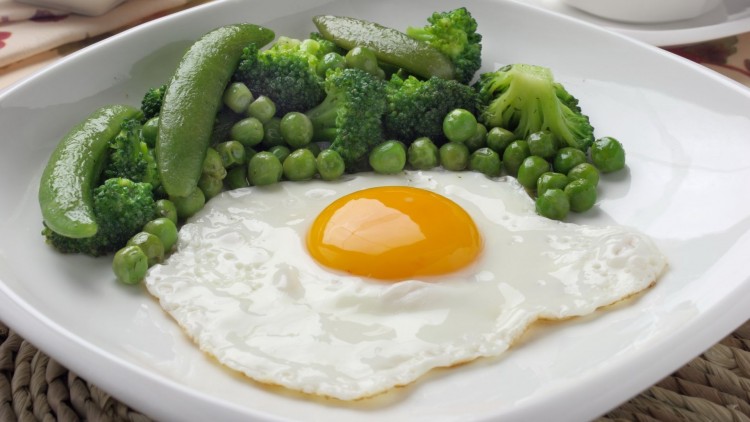 Fried-Eggs-Peas-Broccoli-Greens-Yolk-HD-Wallpapers-e1463388579957