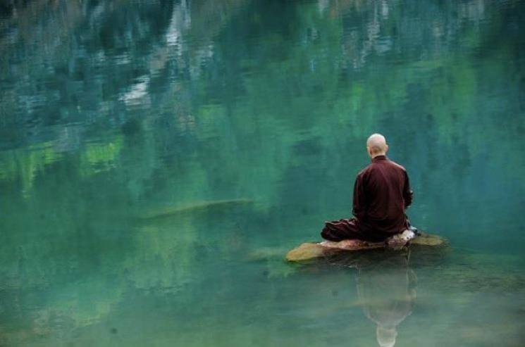Nước càng sâu thì chảy càng chậm, người càng trí huệ thì tâm càng tĩnh