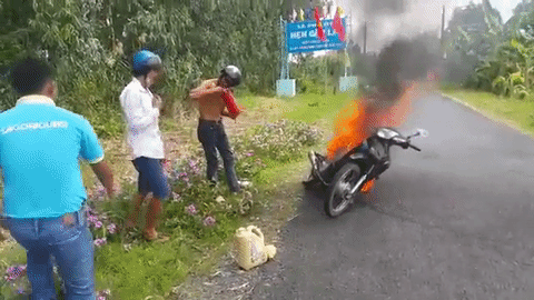 Clip không thể mở được bình cứu hỏa, 3 thanh niên ngậm ngùi nhìn xe máy bị thiêu rụi