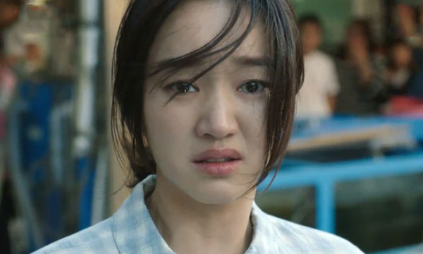 Nửa đêm dậy pha sữa cho con, tôi lặng người khi thấy chồng đang say mê trước màn hình máy tính
