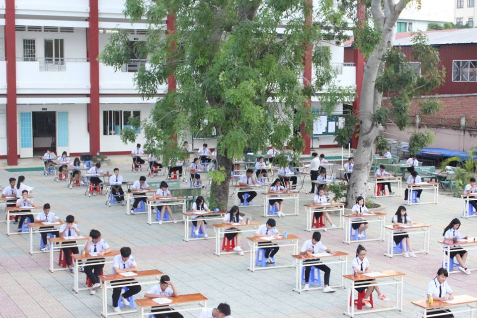 Thi cử thì có nên xin bùa cho con không?