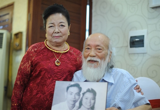 Chuyện tình của thầy Văn Như Cương và vợ: Nắm tay nhau đi hết cuộc đời, dù tuổi 80 vẫn nói 'Anh yêu em'