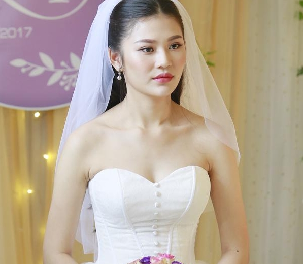 Rộ tin đồn Chúng Huyền Thanh bỏ thi Hoa Hậu Hoàn vũ 2017 để cưới chạy bầu?