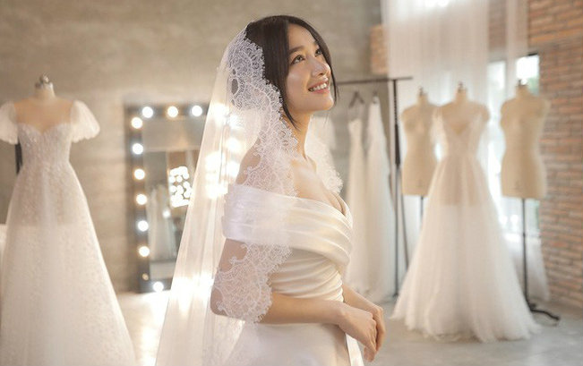 Trùng hợp kỳ lạ giữa váy cưới của Đông Nhi và Nhã Phương