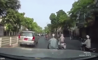 Phản ứng “nhanh như chớp” của nữ Ninja xe Lead khi bị ô tô húc khiến cả phố phì cười