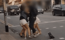Hai cô gái đánh nhau và chửi bới, thậm chí lột quần áo nhau trên phố
