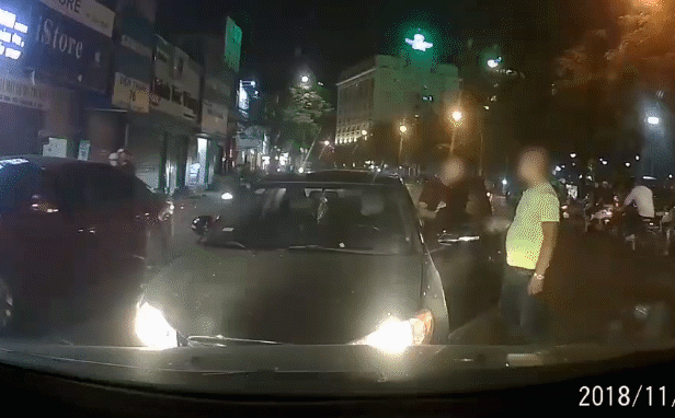Bật đèn pha vô tội vạ gây chói mắt xe đối diện, tài xế xe con bị 'xử nóng' ngay giữa phố