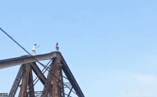 2 thanh niên leo lên đỉnh cầu Long Biên rồi nhào lộn chụp ảnh khiến nhiều người lạnh gáy