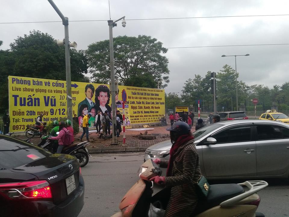 Sau tiếng nổ lớn như bom, một nam thanh niên bị cháy đen trên vỉa hè