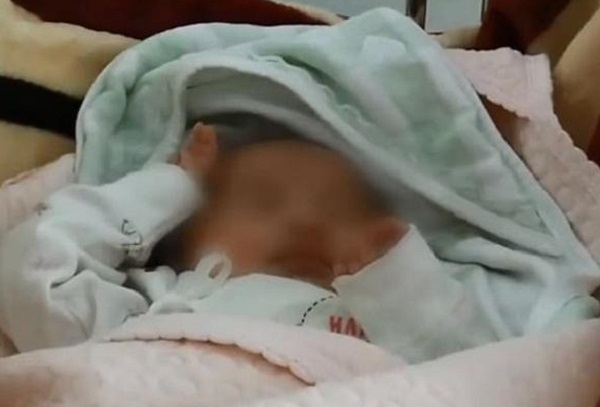 Bé trai đỏ hỏn bị mẹ vứt bỏ dưới trời rét căm căm, biết được lý do ai cũng uất nghẹn