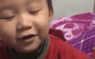 Dân mạng 'phát sốt' với cậu bé 3 tuổi hát 'Mưa chiều miền Trung' biểu cảm như ca sĩ chuyên nghiệp