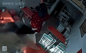 Trâu 'điên' truy đuổi người phụ nữ váy đỏ, phá tung nhà hàng nhưng diễn biến sau đó mới bất ngờ