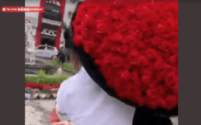 Chàng trai vác 999 bông hồng tỏ tình bạn ngay giữa phố nhưng điều này mới gây bất ngờ