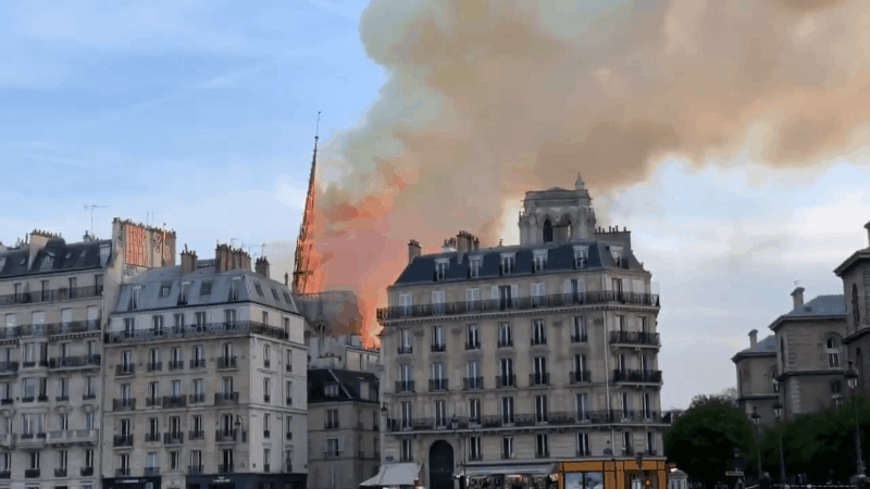 Nhà thờ Đức Bà Paris hơn 850 tuổi bất ngờ bốc cháy dữ dội