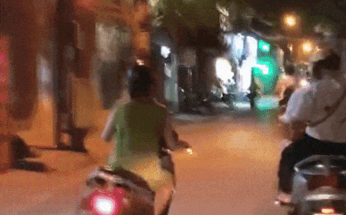 Nữ “ninja Lead” đánh võng nghiêng xe, tạt đầu hàng loạt xe máy trên đường khiến tài xế ô tô sợ tái mặt