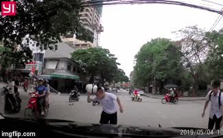 Clip: Va chạm giao thông, nam thanh niên hùng hổ cầm mũ bảo hiểm đánh tới tấp vào đầu nam sinh gây phẫn nộ