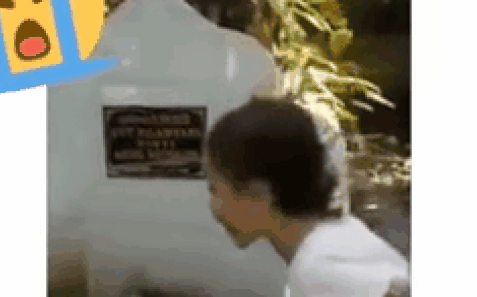 Khoảnh khắc bé gái đứng trước mộ mẹ đã khuất liên tục gọi 'mẹ ơi' khiến hàng triệu người nghẹn lòng